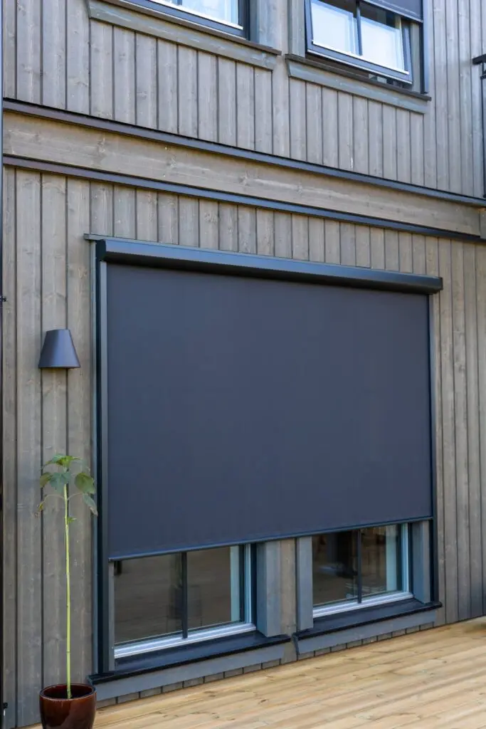 Zip-screen monterad på villa i grå färg
